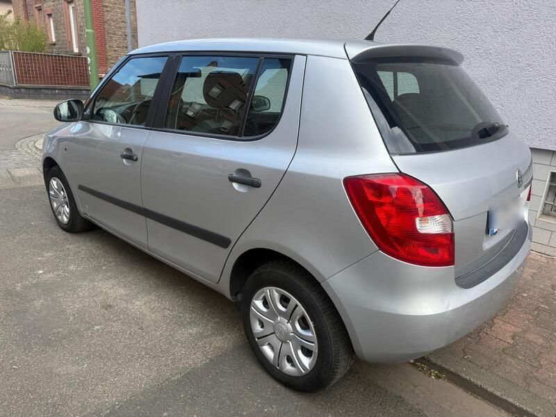 Silber Gebraucht 2009 Skoda Fabia Limousine | 1.800 € (Guter Preis) - Bild 1/4