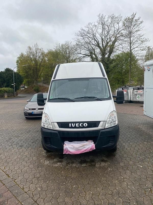 Second-hand Iveco Daily 126 CP (92 kW) 2011 Alb Monovolum