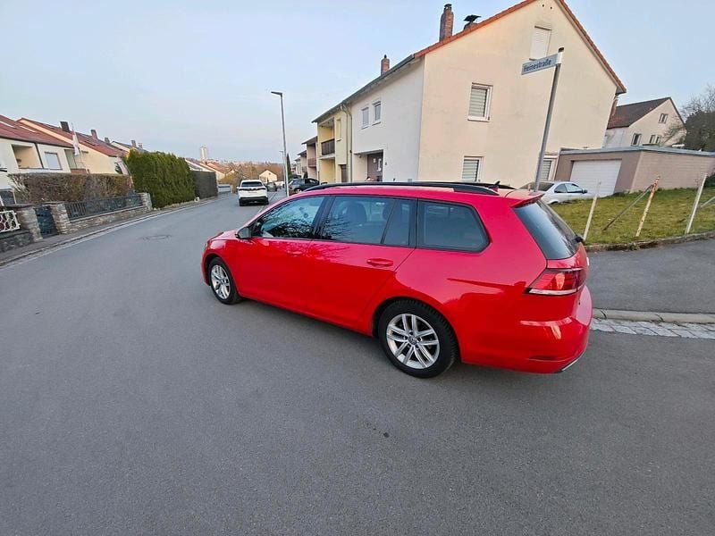 Gebraucht VW Golf VII 116 PS (85 kW) 2019 Rot Kombi