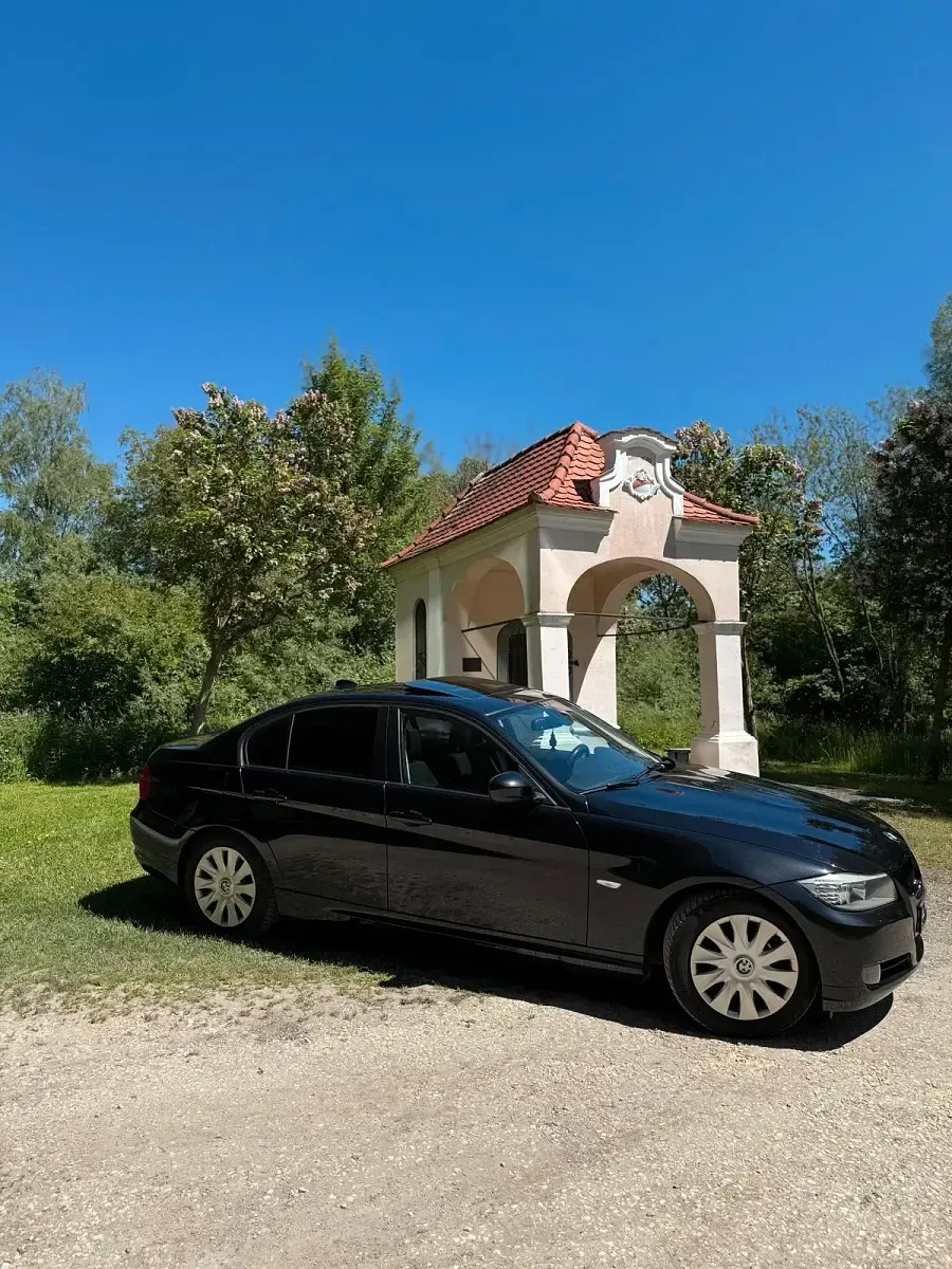 Gebraucht BMW 318 143 PS (105 kW) 2010 Schwarz Limousine