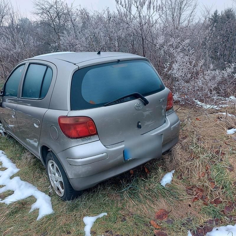 Silber Gebraucht 2003 Toyota Yaris Kleinwagen | 1.900 € (Fairer Preis) - Bild 1/4