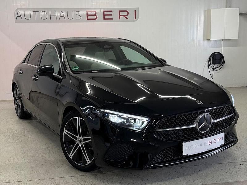Schwarz Gebraucht 2025 Mercedes A250 Limousine | 35.999 € (Teuer) - Bild 1/4