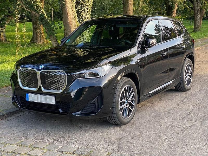 Schwarz Gebraucht 2024 BMW iX1 M Sport SUV | 42.000 € (Fairer Preis) - Bild 1/4