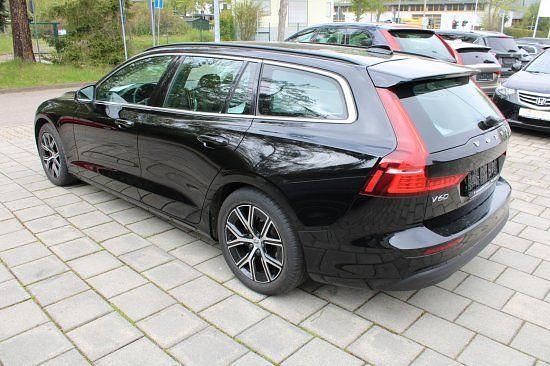 Używany Volvo V60 Core 197 KM (144 kW) 2022 Czarny Kombi