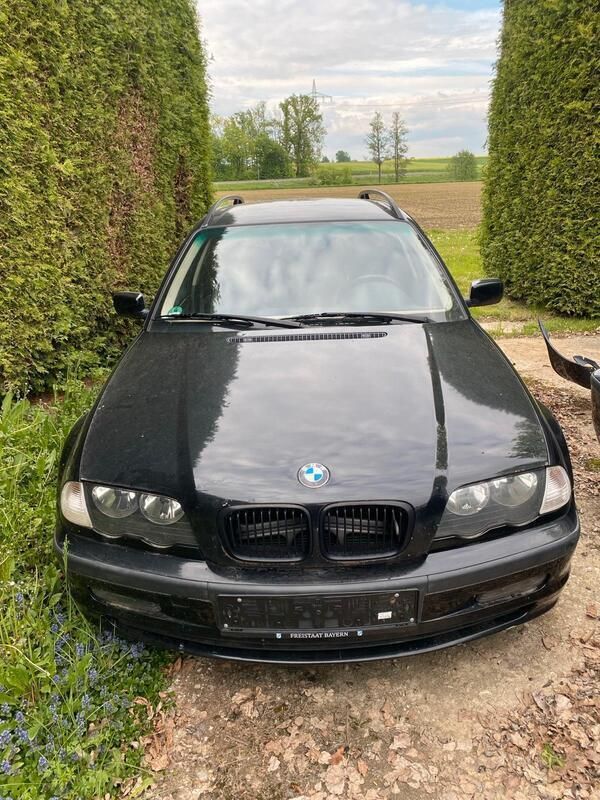 Schwarz Gebraucht 2000 BMW 318 Kombi | 450 € - Bild 1/4