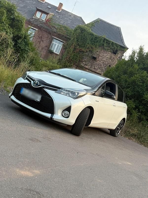 Weiß Gebraucht 2016 Toyota Yaris Hybrid Style Kleinwagen | 11.500 € (Superpreis) - Bild 1/4