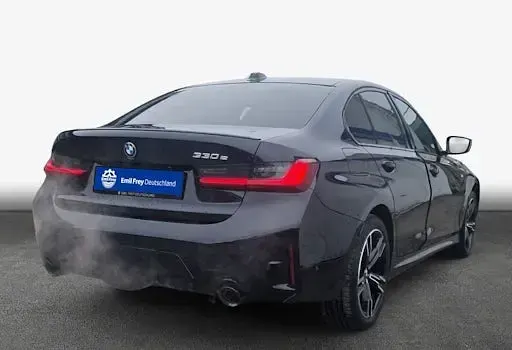 Nowe BMW 330e Basis 292 KM (214 kW) 2025 Czarny Sedan/Limuzyna