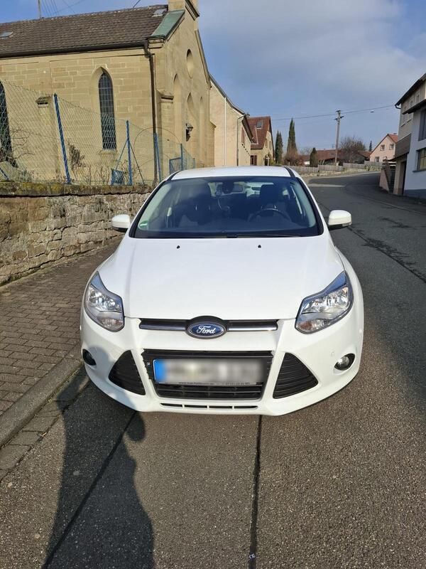 Weiß Gebraucht 2014 Ford Focus Limousine | 5.800 € (Fairer Preis) - Bild 1/4