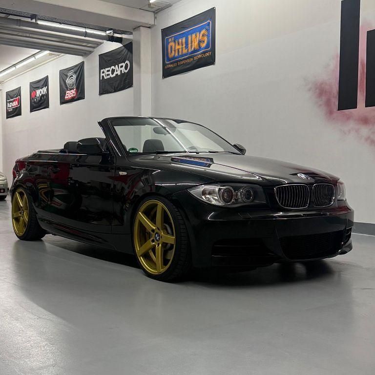 Schwarz Gebraucht 2012 BMW 135 Cabriolet M Sport Cabrio | 17.599 € (Fairer Preis) - Bild 1/4