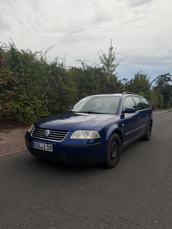 Blau Gebraucht 2001 VW Passat Kombi | 1.990 € (Etwas zu teuer) - Bild 1/4