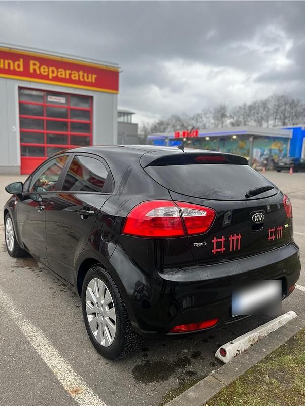 Gebraucht Kia Rio 74 PS (54 kW) 2014 Schwarz Kleinwagen