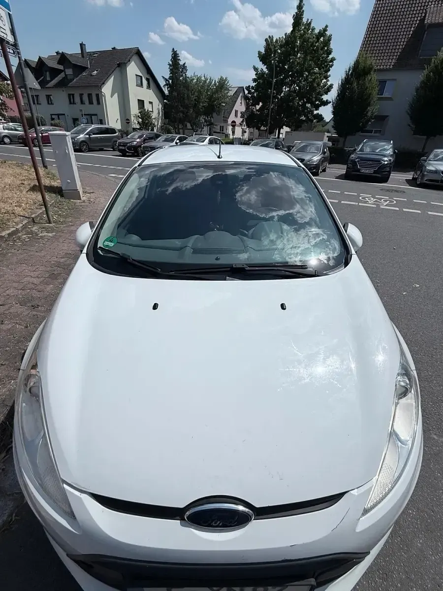 Gebraucht Ford Fiesta 82 PS (60 kW) 2011 Weiß Kleinwagen