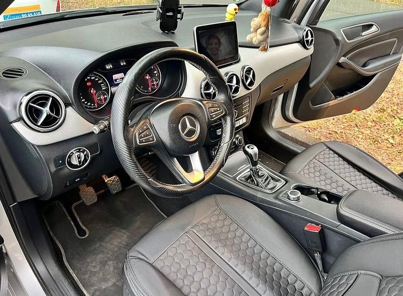 Gebraucht Mercedes B180 Edition 109 PS (80 kW) 2016 Silber Kleinwagen