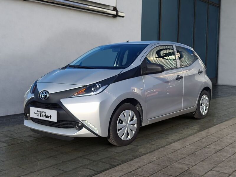 Merlansilber mica metallic (metallic) Gebraucht 2016 Toyota Aygo Business Edition Kleinwagen | 7.990 € (Fairer Preis) - Bild 1/4
