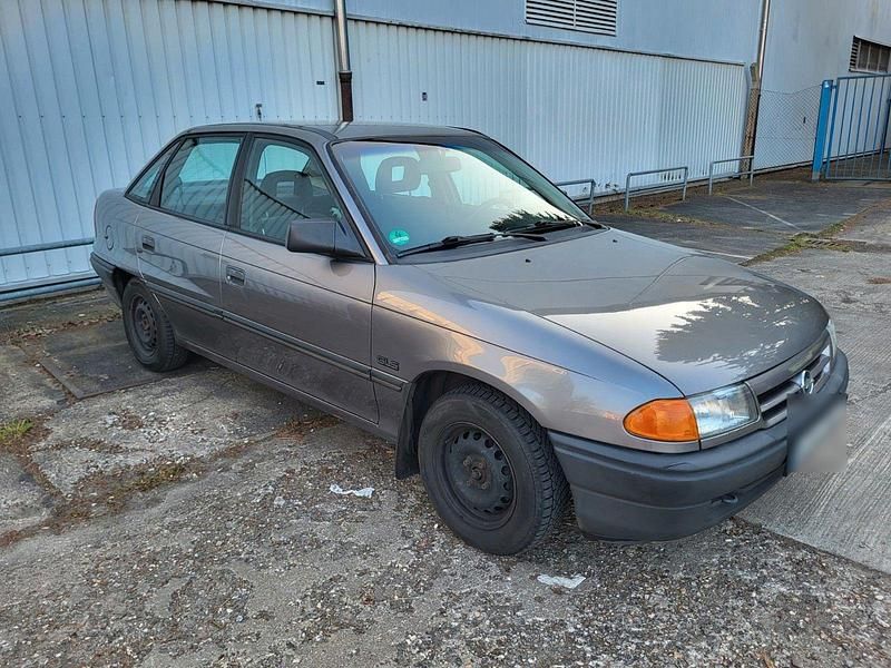 Second-hand Opel Astra 71 CP (52 kW) 1993 Gri Berlinǎ