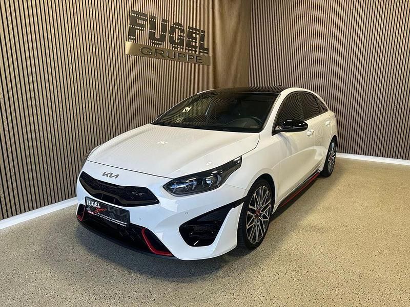 Gebraucht Kia ProCeed GT 204 PS (150 kW) 2023 Deluxeweiss met. Kleinwagen