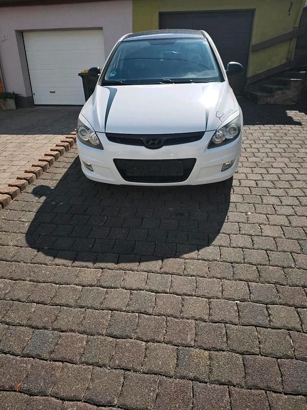 Weiß Gebraucht 2009 Hyundai i30 Kleinwagen | 1.750 € (Fairer Preis) - Bild 1/4
