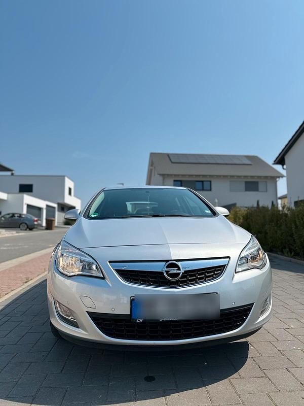 Grau Gebraucht 2012 Opel Astra Kleinwagen | 6.200 € (Fairer Preis) - Bild 1/4