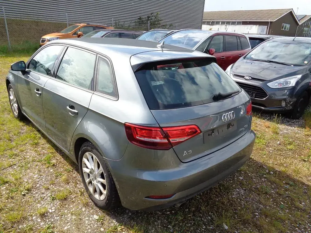Gebraucht Audi A3 Basis 116 PS (85 kW) 2017 Grau Limousine