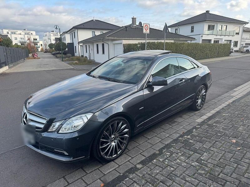 Gebraucht Mercedes E250 204 PS (150 kW) 2010 Grau Coupé