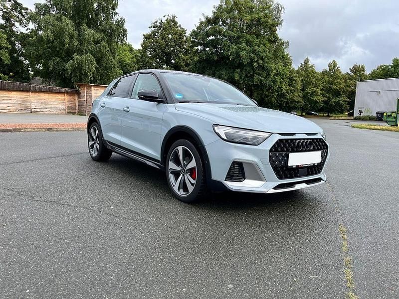 Grau Gebraucht 2023 Audi A1 Ambiente Kleinwagen | 27.990 € (Etwas zu teuer) - Bild 1/4