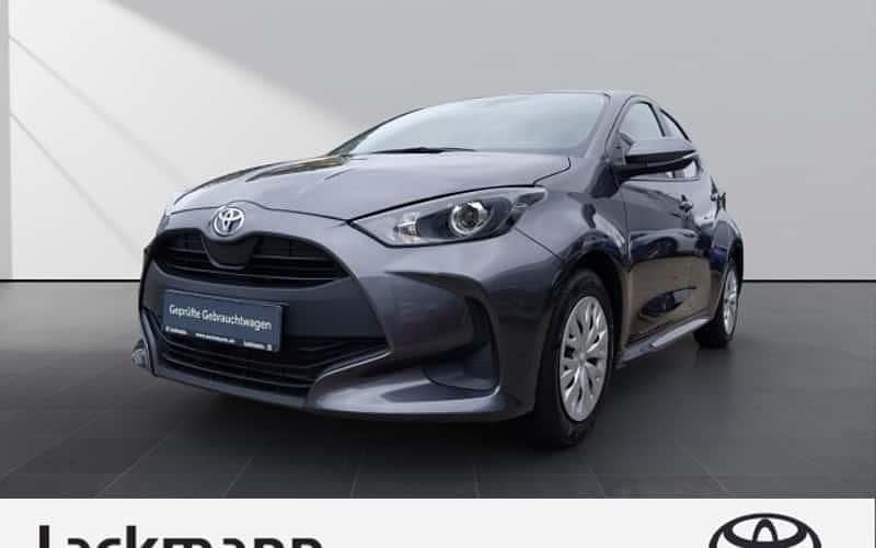 Grau Gebraucht 2022 Toyota Yaris Comfort Limousine | 14.990 € (Fairer Preis) - Bild 1/4