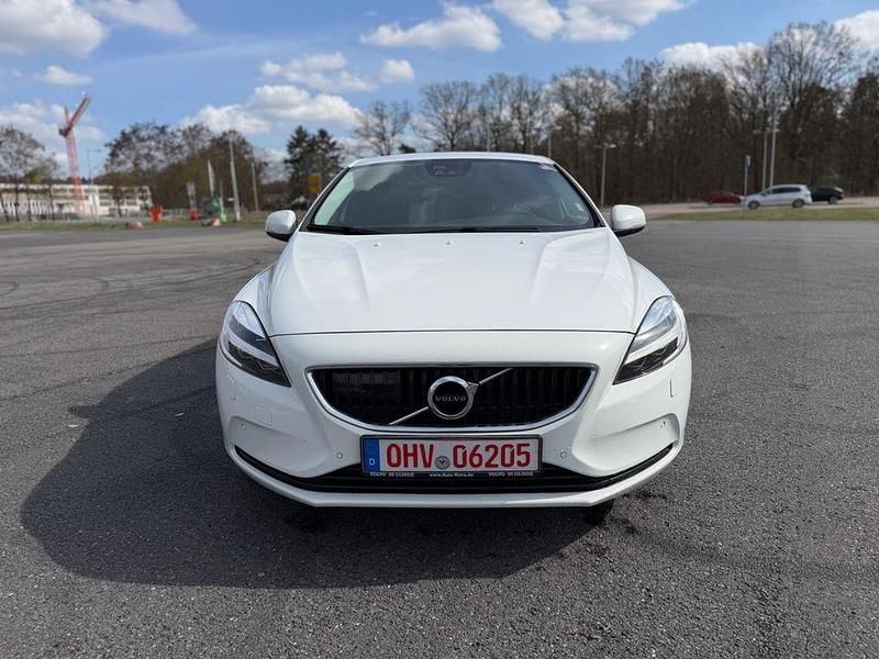Gebraucht Volvo V40 Momentum 150 PS (110 kW) 2017 Weiß Limousine