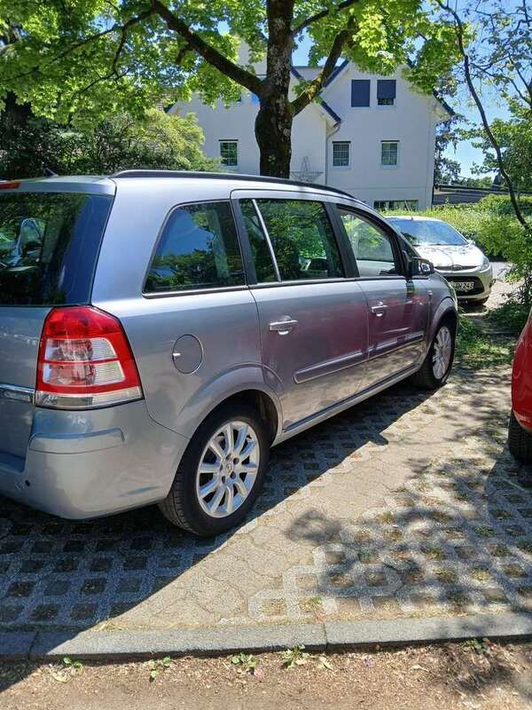 Grau Gebraucht 2008 Opel Zafira Edition Van / Kleinbus | 4.700 € (Etwas zu teuer) - Bild 1/4