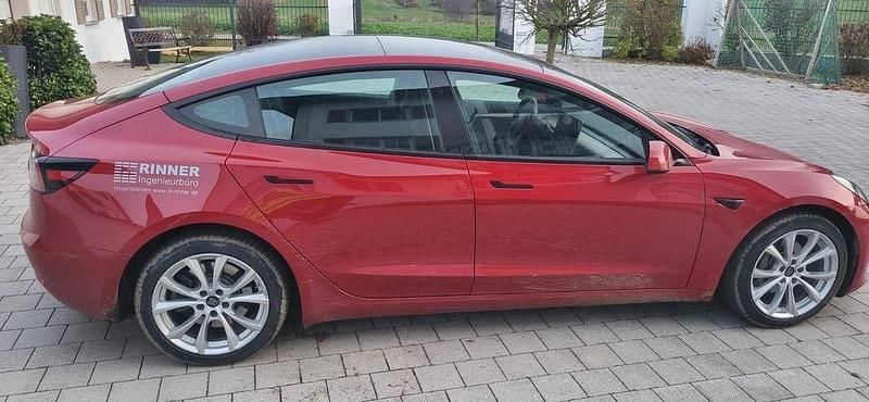 Rot Gebraucht 2021 Tesla Model 3 Standard Range Plus Limousine | 19.000 € (Superpreis) - Bild 1/4