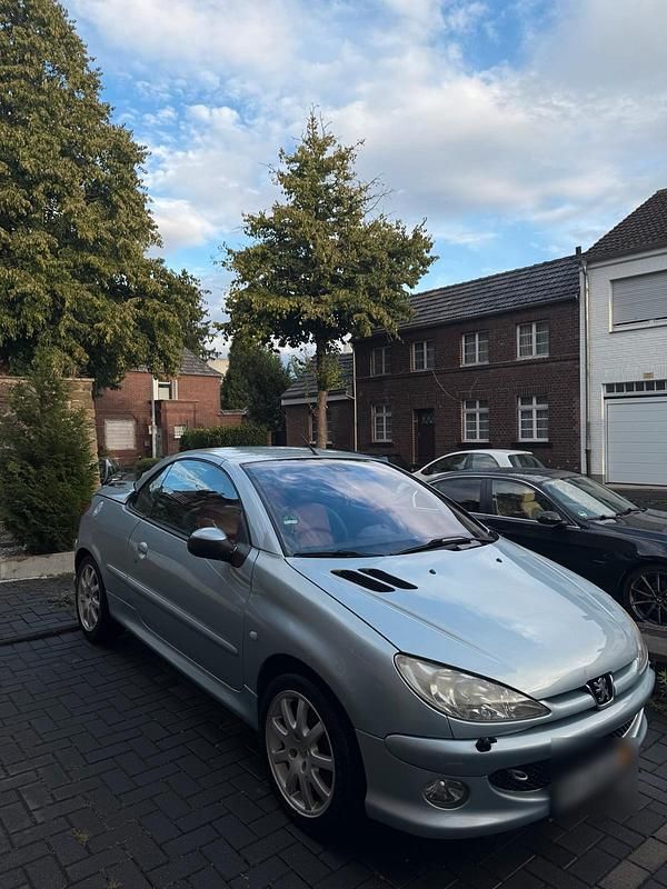 Grau Gebraucht 2002 Peugeot 206 CC Cabrio | 1.399 € (Fairer Preis) - Bild 1/4