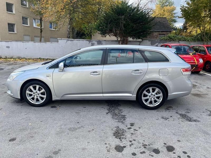 Gebraucht Toyota Avensis Sol 150 PS (110 kW) 2009 Silber Kombi