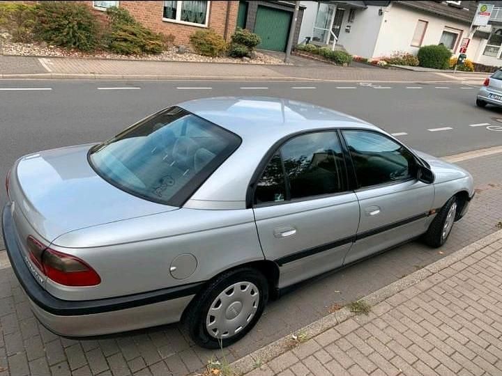 Silber Gebraucht 1996 Opel Omega Limousine | 2.869 € (Teuer) - Bild 1/4