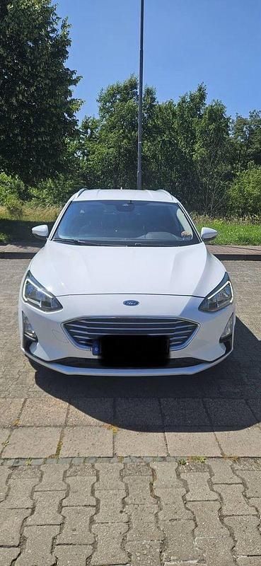 Weiß Gebraucht 2019 Ford Focus Titanium Kombi | 11.900 € (Fairer Preis) - Bild 1/4