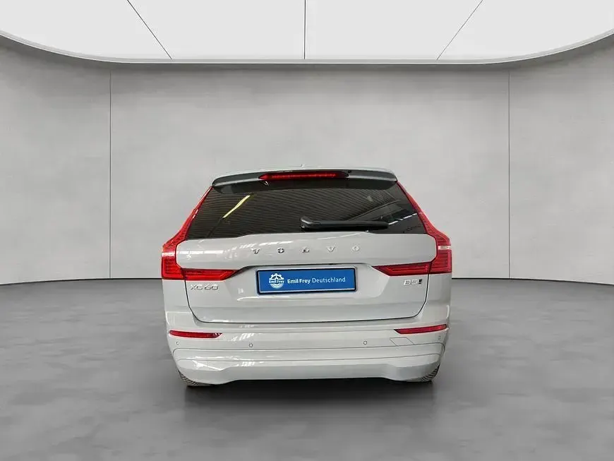 Używany Volvo XC60 Core 250 KM (183 kW) 2024 Szary SUV