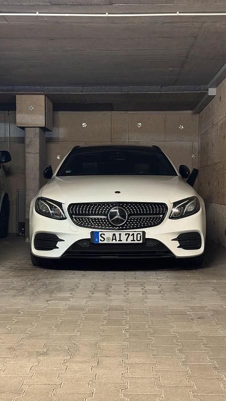 Weiß Gebraucht 2018 Mercedes E200 AMG Kombi | 25.000 € (Fairer Preis) - Bild 1/4
