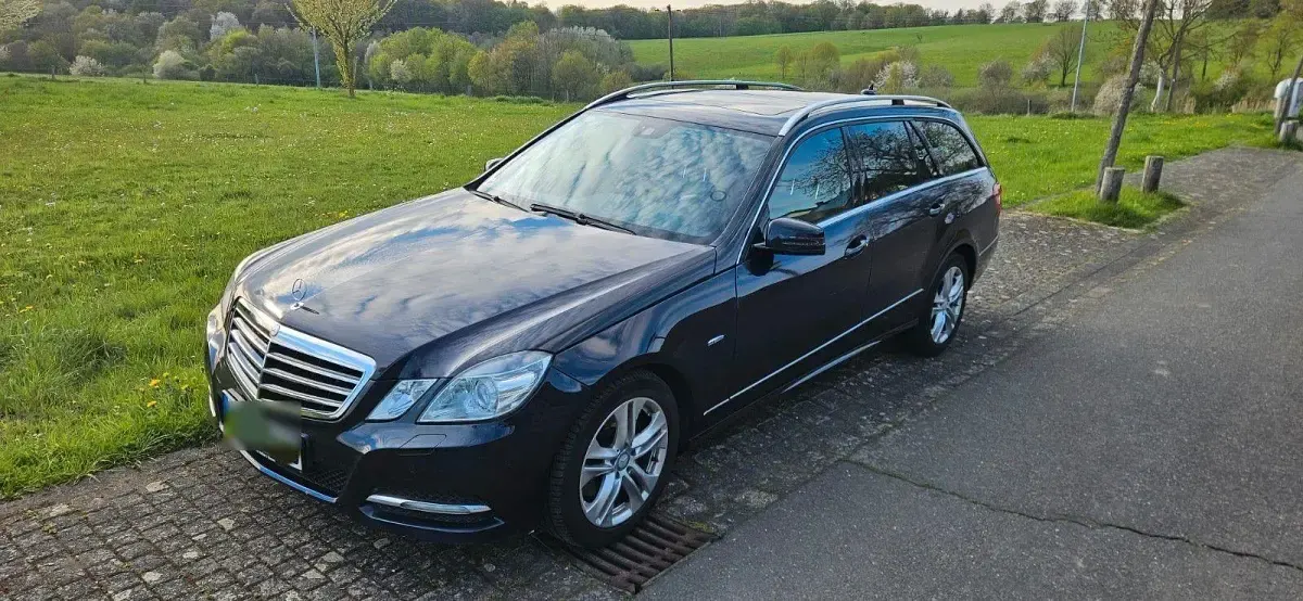 Gebraucht Mercedes E300 Avantgarde 231 PS (169 kW) 2011 Blau Limousine