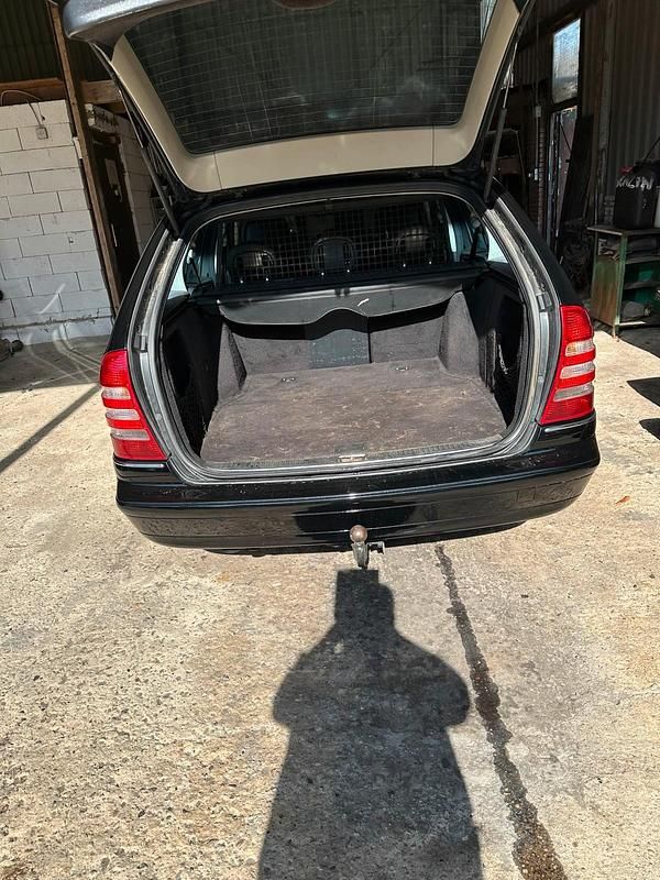 Schwarz Gebraucht 2005 Mercedes 320 Kombi | 4.200 € - Bild 1/4