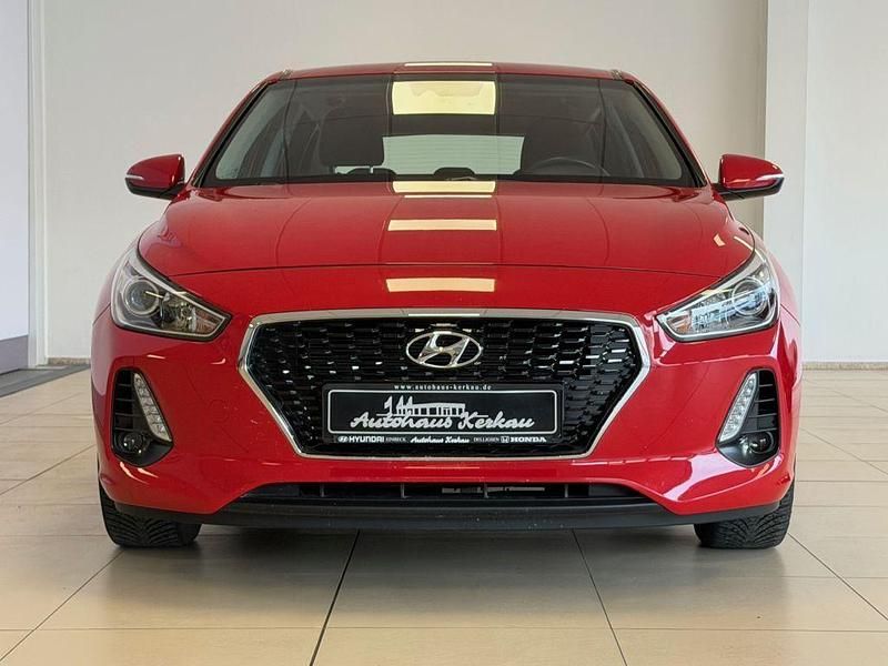 Gebraucht Hyundai i30 Trend 101 PS (74 kW) 2018 Engine red Limousine