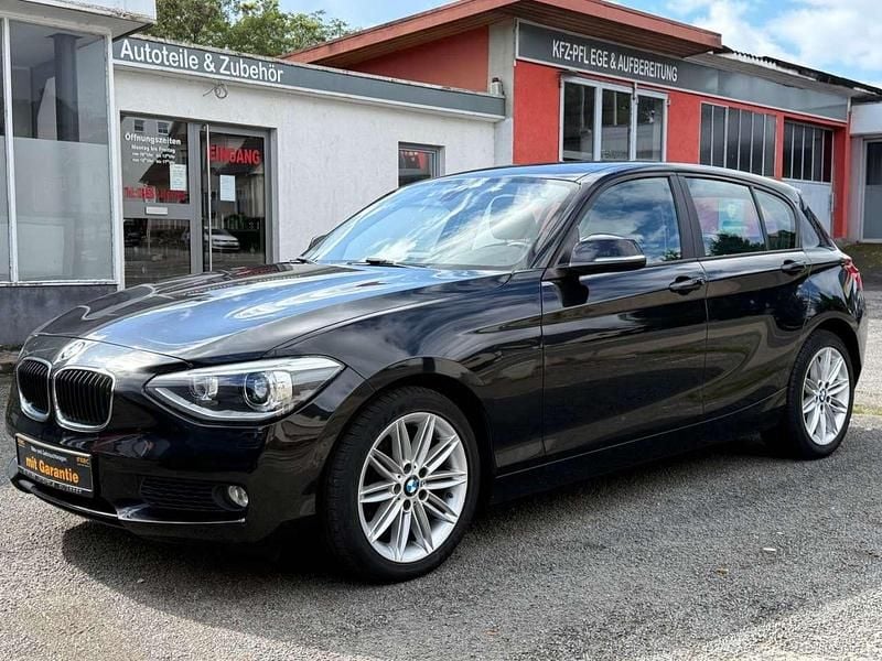 Schwarz Gebraucht 2015 BMW 118 Sport Line Kleinwagen | 11.250 € (Guter Preis) - Bild 1/4