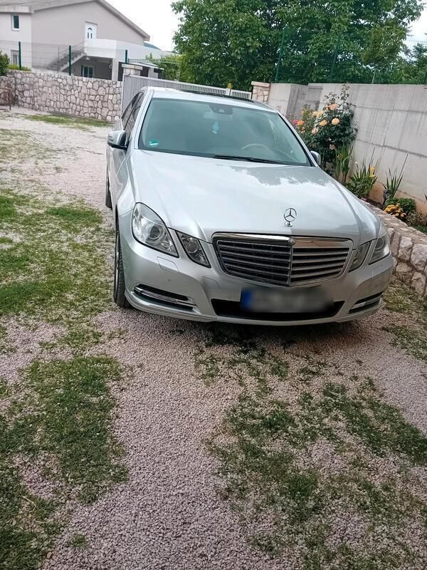 Silber Gebraucht 2012 Mercedes E250 Limousine | 14.500 € (Teuer) - Bild 1/4