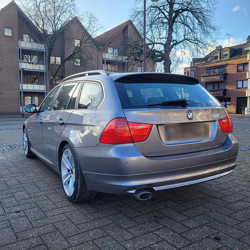 Gebraucht BMW 320 177 PS (130 kW) 2009 Grau Kombi