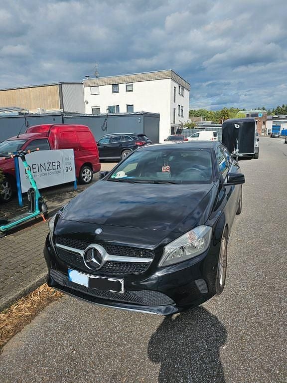 Schwarz Gebraucht 2017 Mercedes A180 Urban Limousine | 14.200 € (Guter Preis) - Bild 1/4