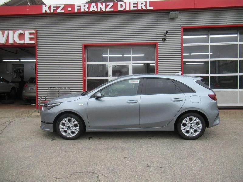 Second-hand Kia Ceed 101 CP (74 kW) 2024 Argintiu Hatchback