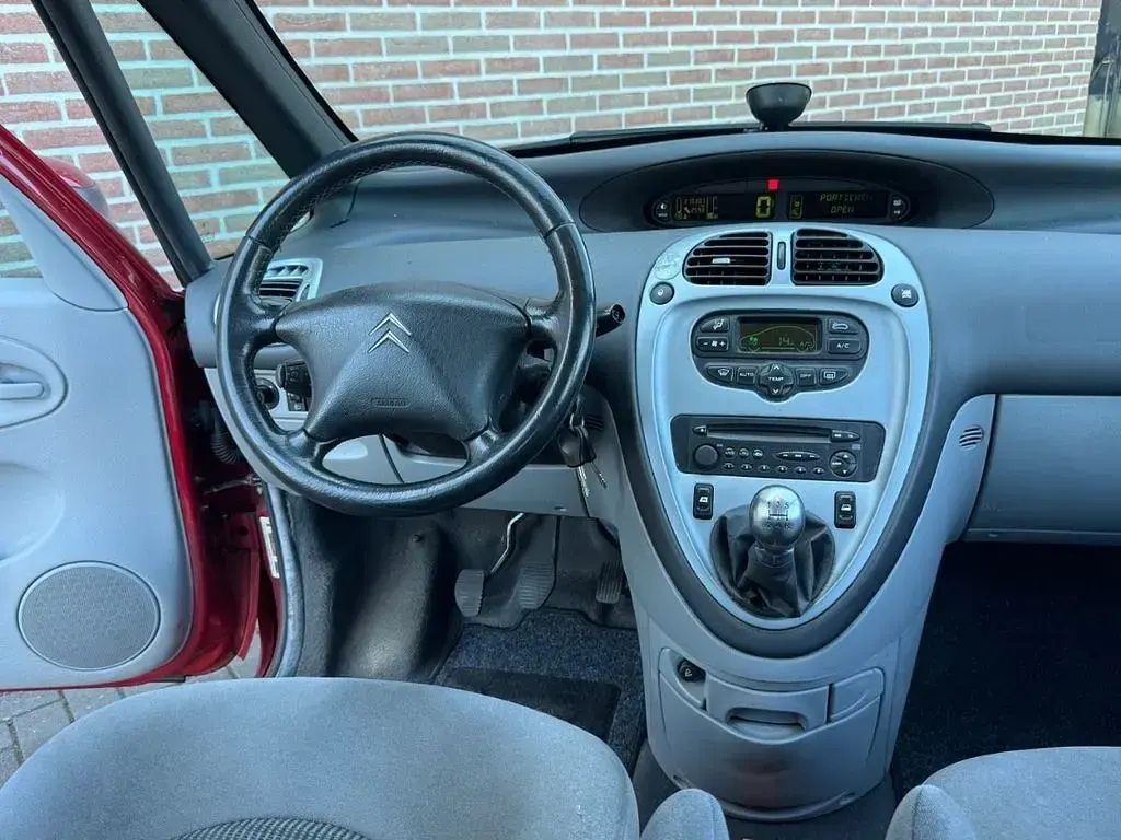 Gebraucht Citroën Xsara Picasso 107 PS (78 kW) 2010 Rot Van / Kleinbus