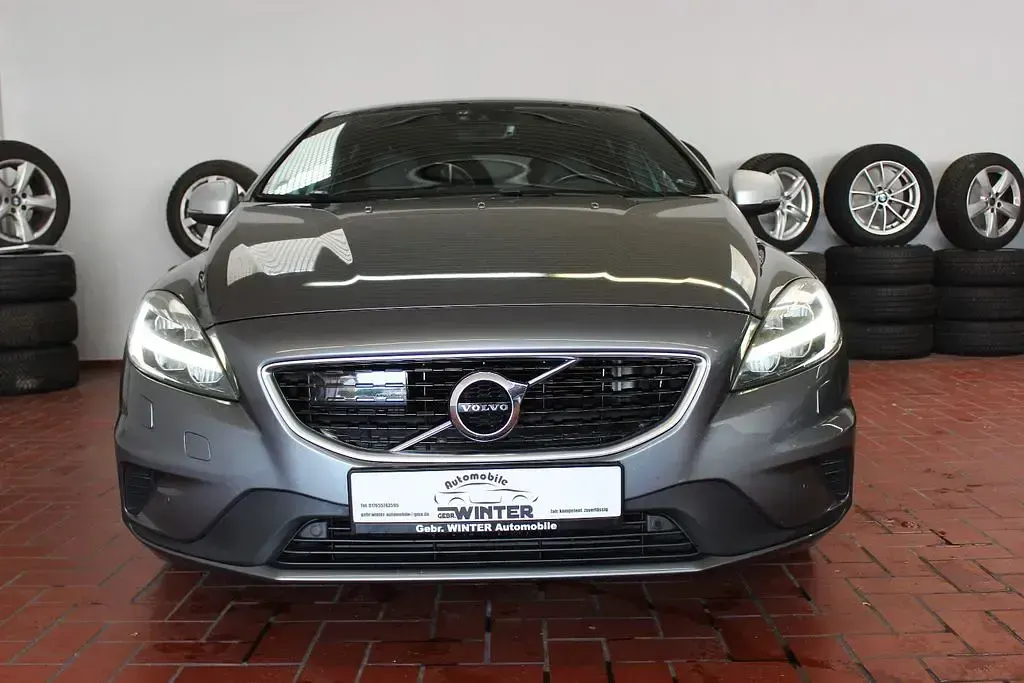 Gebraucht Volvo V40 Momentum 190 PS (139 kW) 2016 Grau Limousine