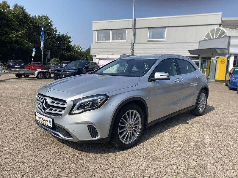 Iridiumsilber Gebraucht 2018 Mercedes GLA180 SUV | 19.488 € (Fairer Preis) - Bild 1/4