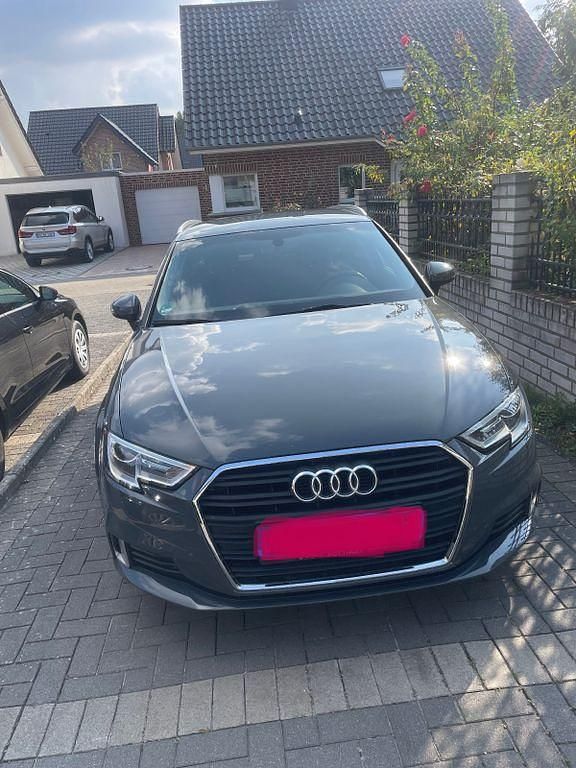 Grau Gebraucht 2018 Audi A3 Sport Limousine | 15.000 € (Superpreis) - Bild 1/4