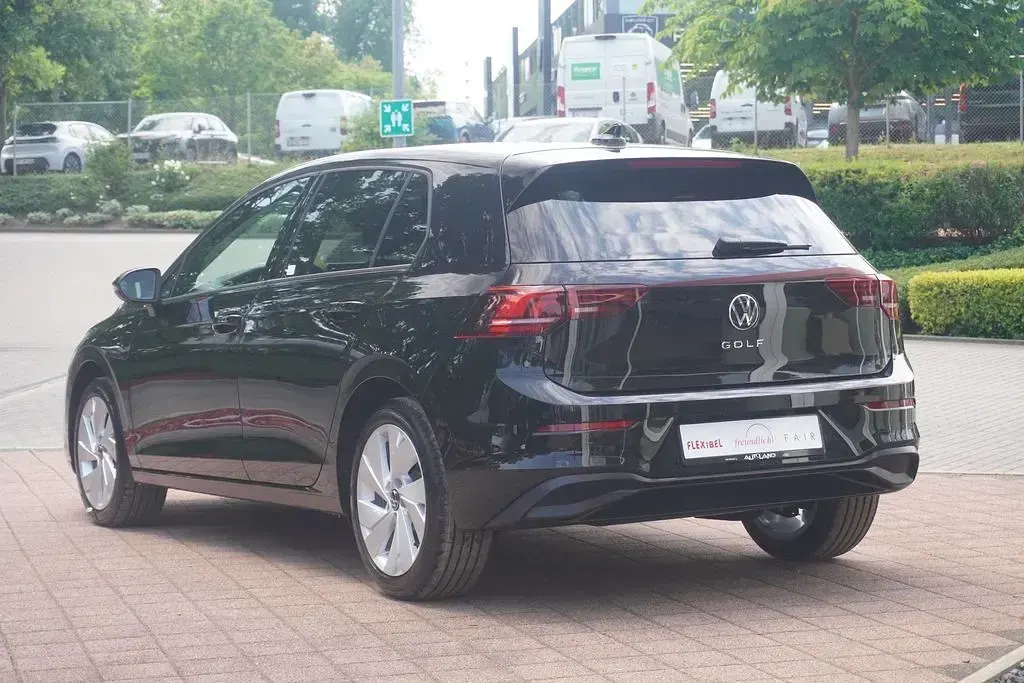 Neu VW Golf VIII 116 PS (85 kW) 2026 Grenadillaschwarzmet. Limousine