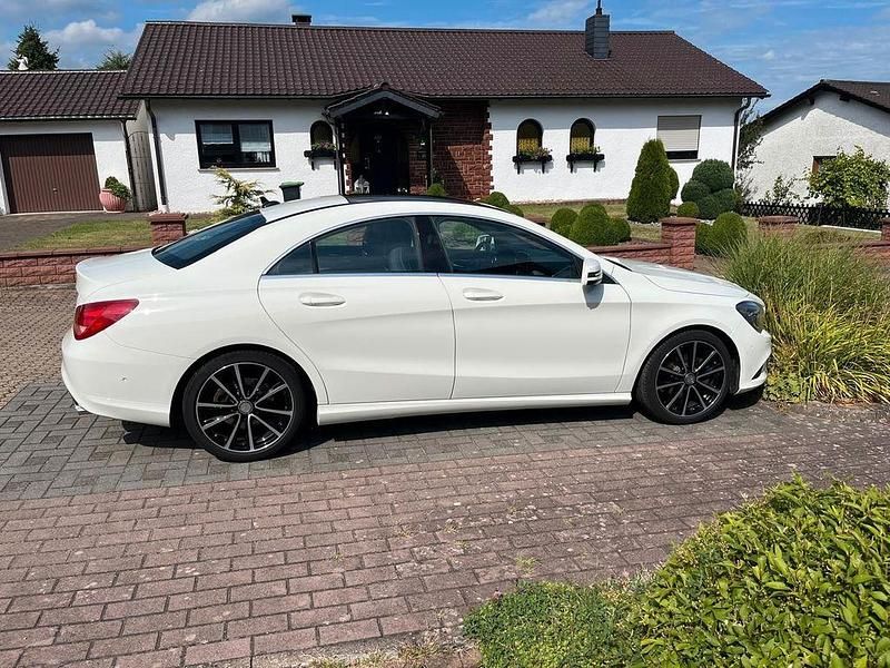 Weiß Gebraucht 2014 Mercedes CLA180 Urban Limousine | 17.450 € (Fairer Preis) - Bild 1/4