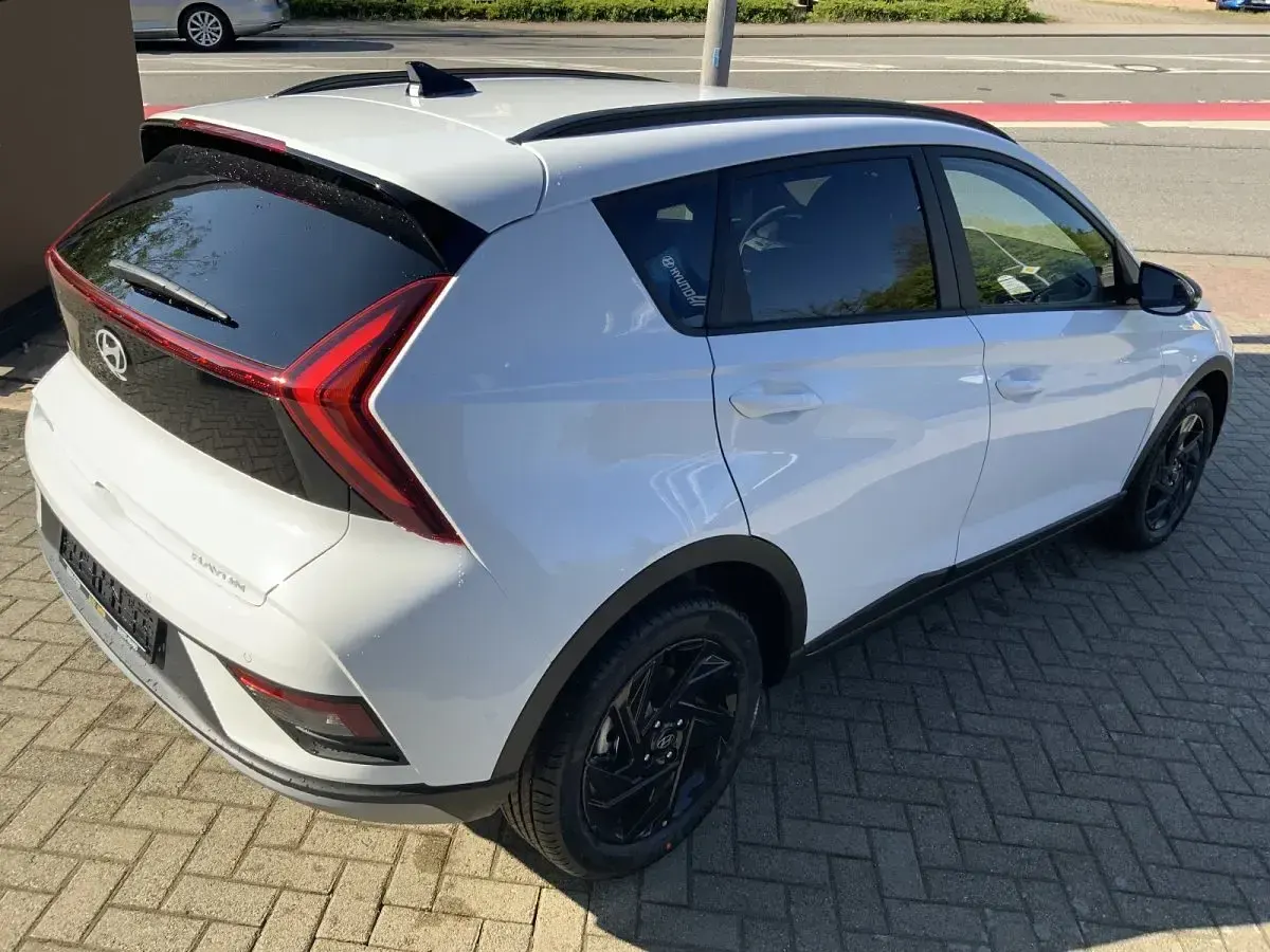 Neu Hyundai Bayon Blackline 90 PS (66 kW) 2026 Atlas white SUV